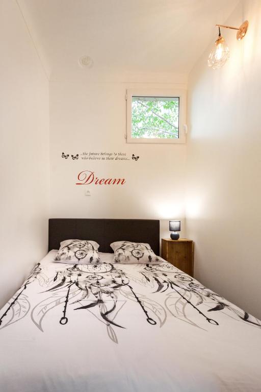 un dormitorio con una cama con un cartel que dice sueño en AMAZING 1 bedroom LOFT in NICE city centre seafront, en Niza