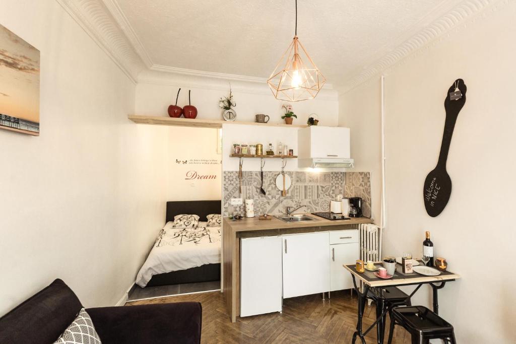 Una cocina o zona de cocina en AMAZING 1 bedroom LOFT in NICE city centre seafront