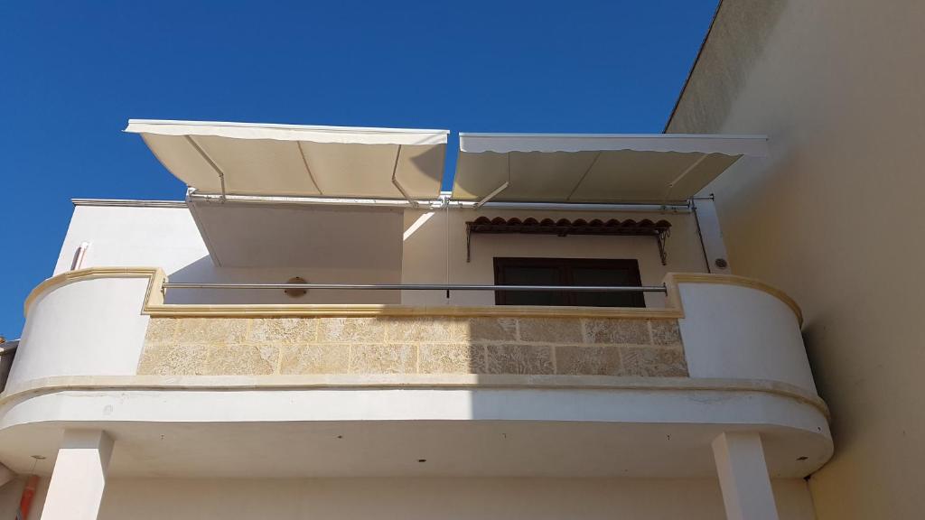 a balcony on the side of a building at Casa Vacanze Libertà in Sannicola