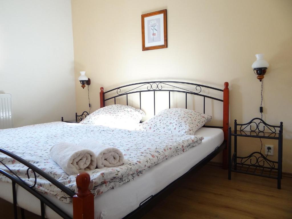 Una cama o camas en una habitación de Farma Růžová