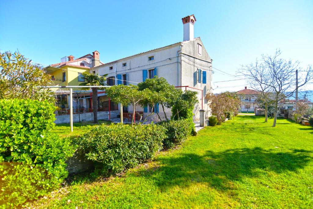 The building in which the holiday home is located