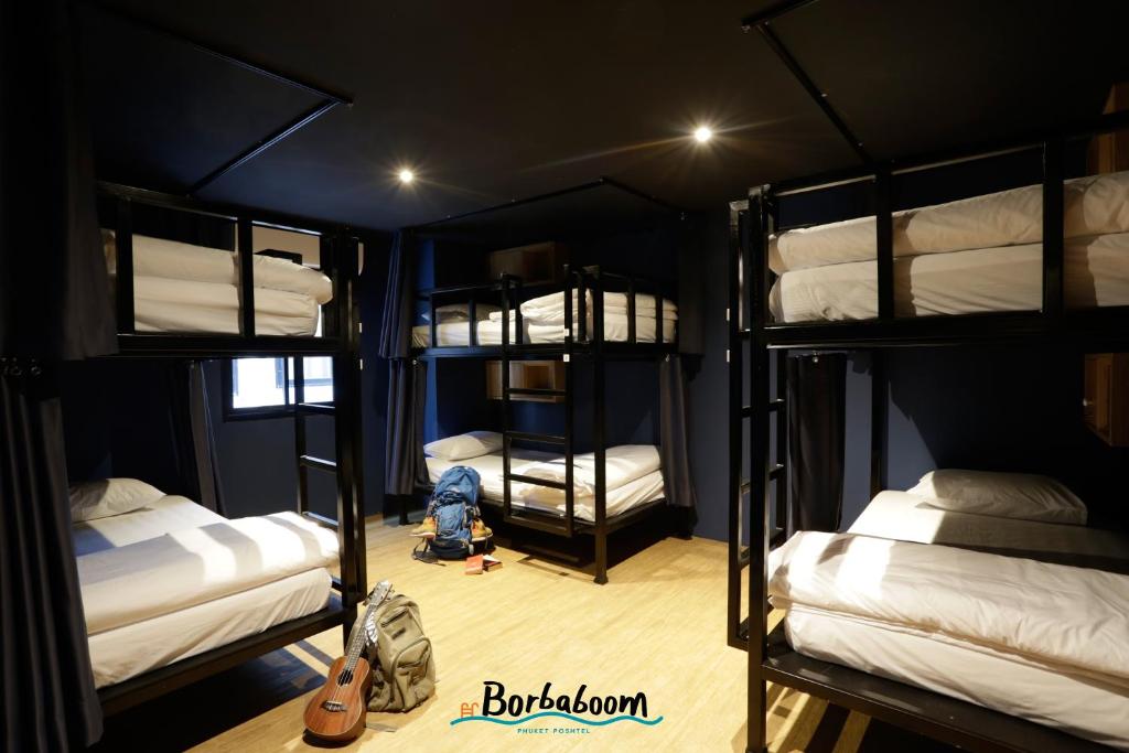 Postel nebo postele na pokoji v ubytování Borbaboom Phuket Poshtel & Hostel