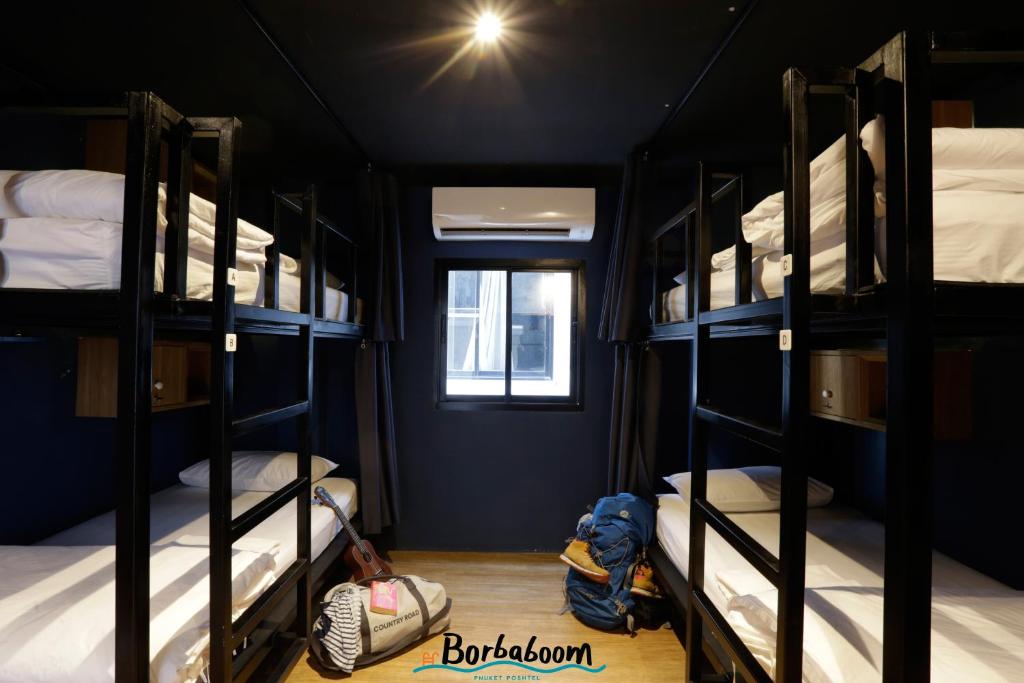 Postel nebo postele na pokoji v ubytování Borbaboom Phuket Poshtel & Hostel