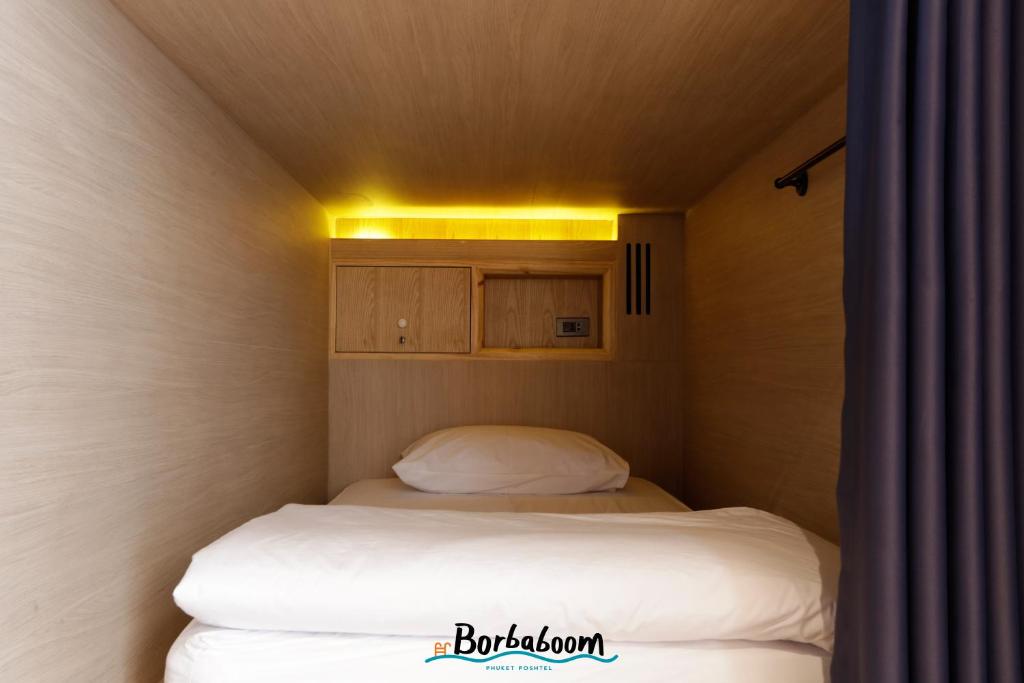 Postel nebo postele na pokoji v ubytování Borbaboom Phuket Poshtel & Hostel