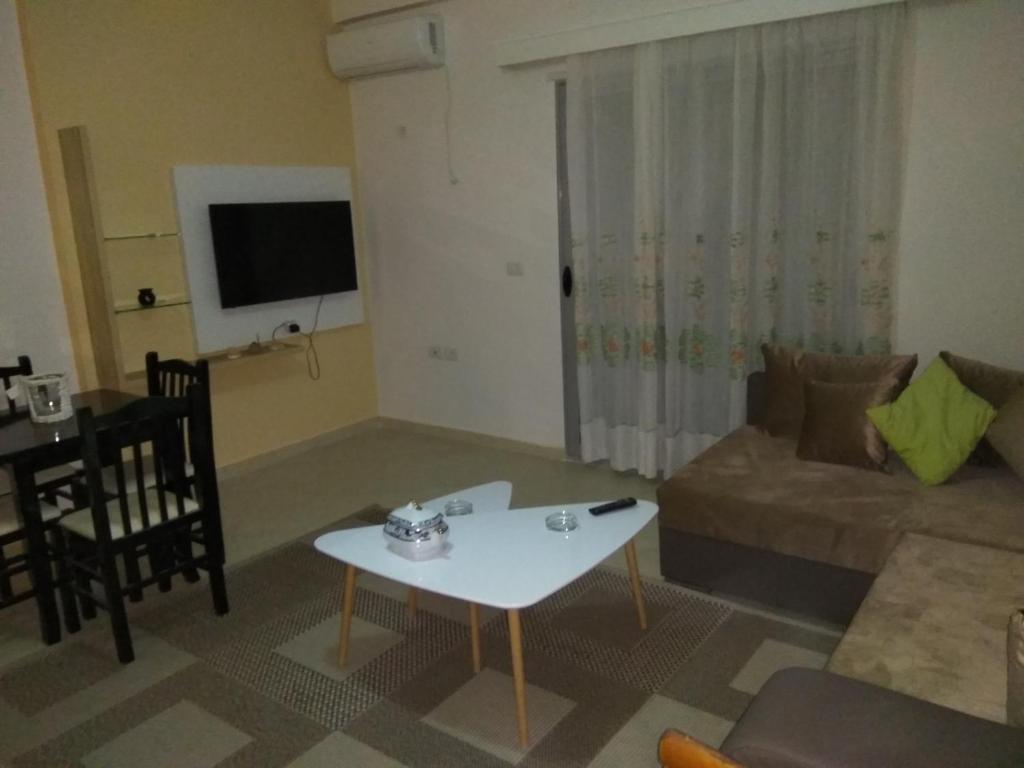 sala de estar con sofá y mesa en Julia Apartments en Vlorë