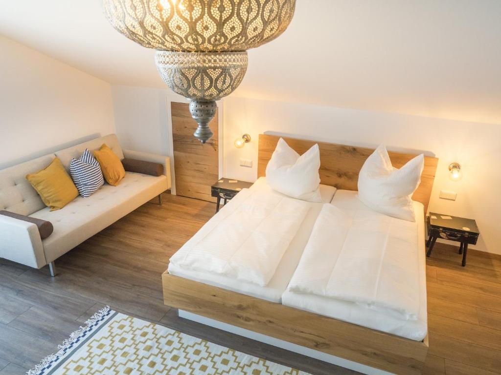Postel nebo postele na pokoji v ubytování Stefanies-Café-Pension-Kultur