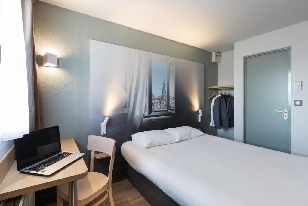 Postel nebo postele na pokoji v ubytování B&B HOTEL AVRANCHES Baie du Mont St-Michel