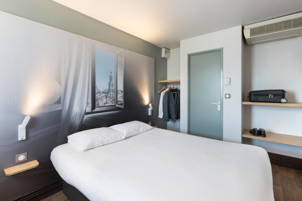 Postel nebo postele na pokoji v ubytování B&B HOTEL AVRANCHES Baie du Mont St-Michel