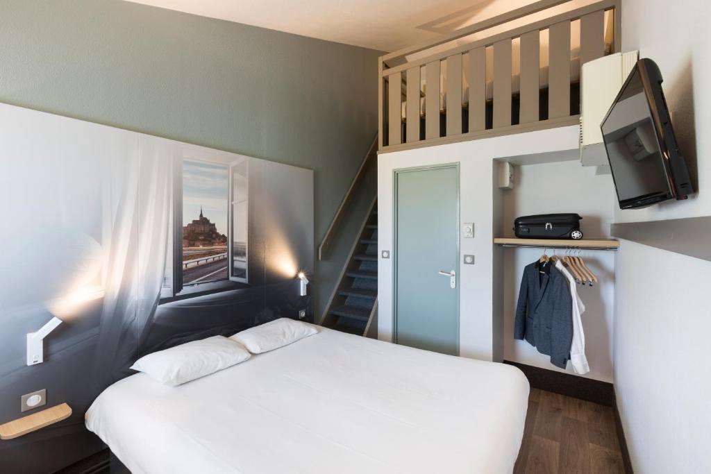 Postel nebo postele na pokoji v ubytování B&B HOTEL AVRANCHES Baie du Mont St-Michel