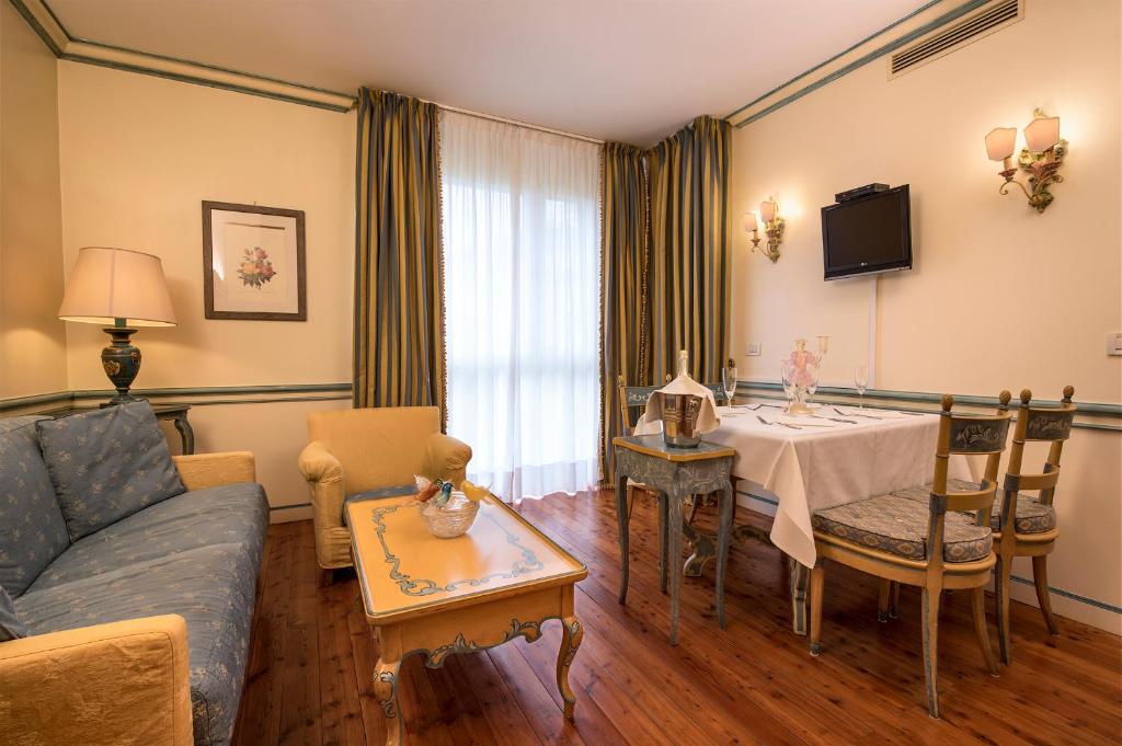 TV a/nebo společenská místnost v ubytování DB Villas Le Ville del Lido Resort