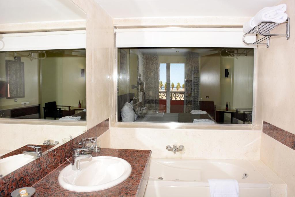 Koupelna v ubytování Casa Mare Resort - ex, Royal Tulip Beach Resort