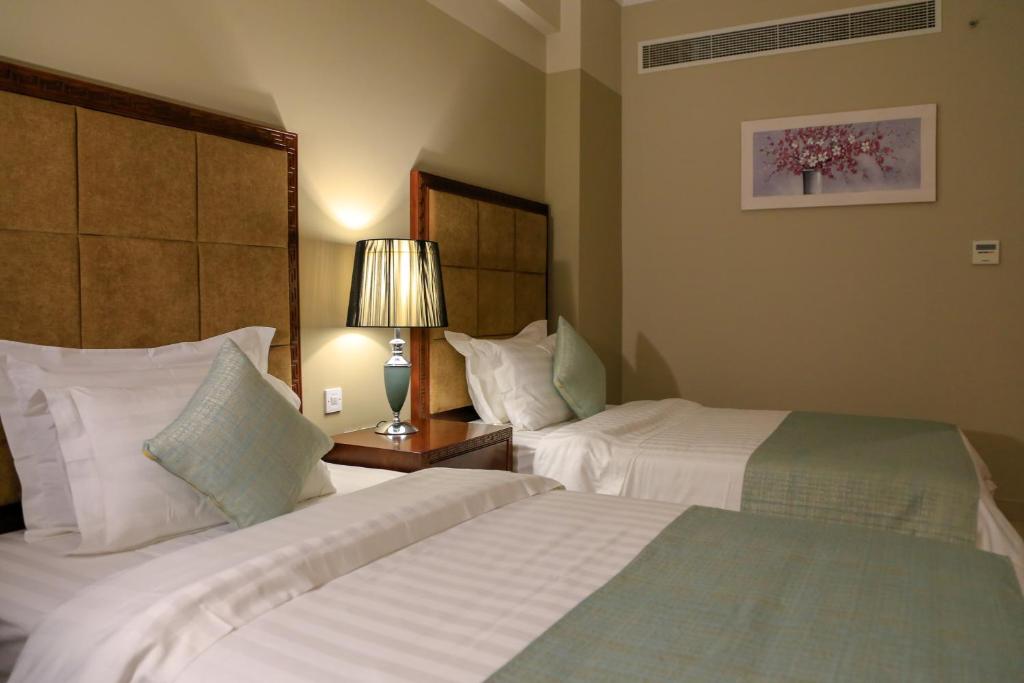 Postel nebo postele na pokoji v ubytování Muscat Inn Hotel