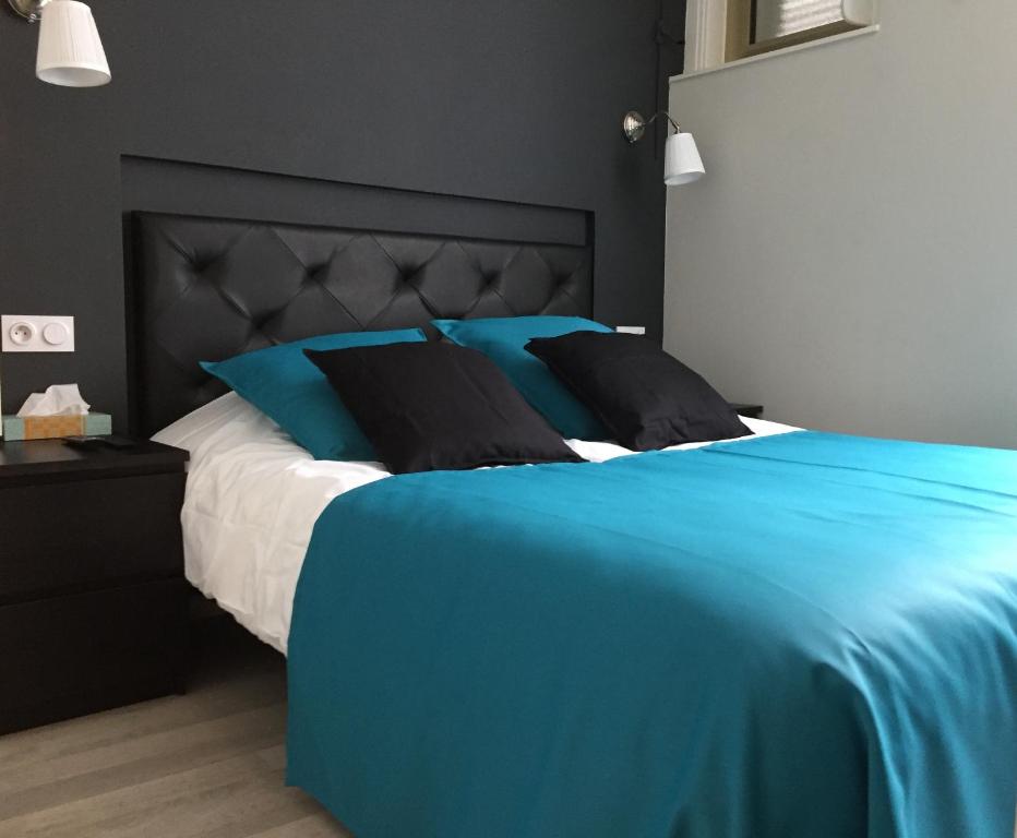 Кровать или кровати в номере Appart'hôtel et chambres Lens