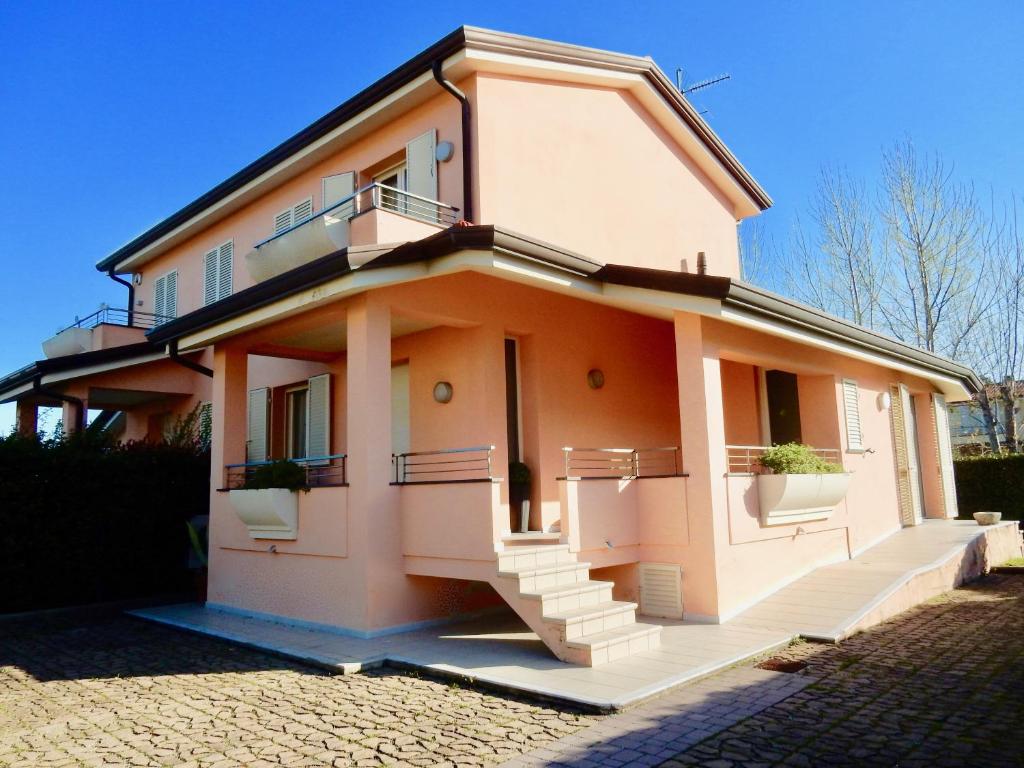 una piccola casa con balcone su una strada di Villa Mare a Lido di Camaiore