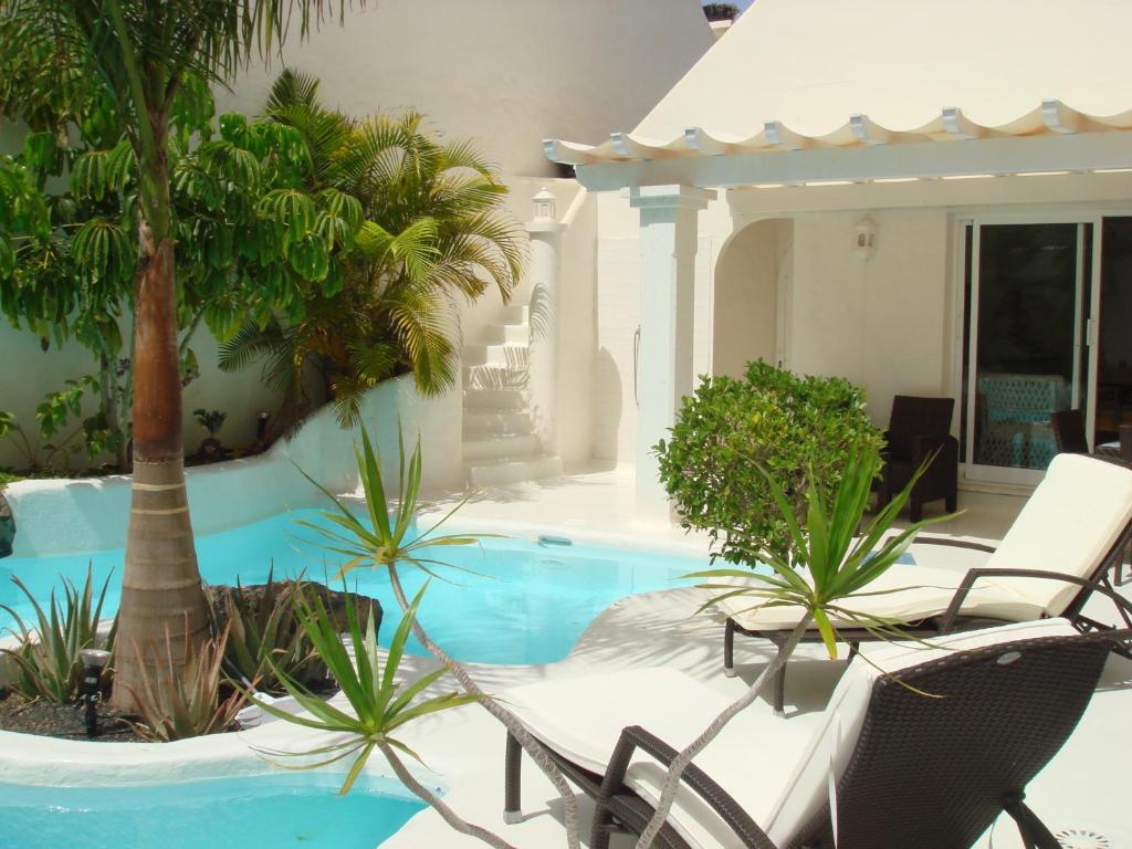Bazén v ubytování Villa lujo tranquila con piscina a 5 min playa nebo v jeho okolí