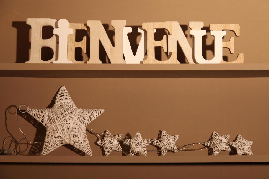 a shelf with stars and the word friend at Jac-Cosy in Fleurier