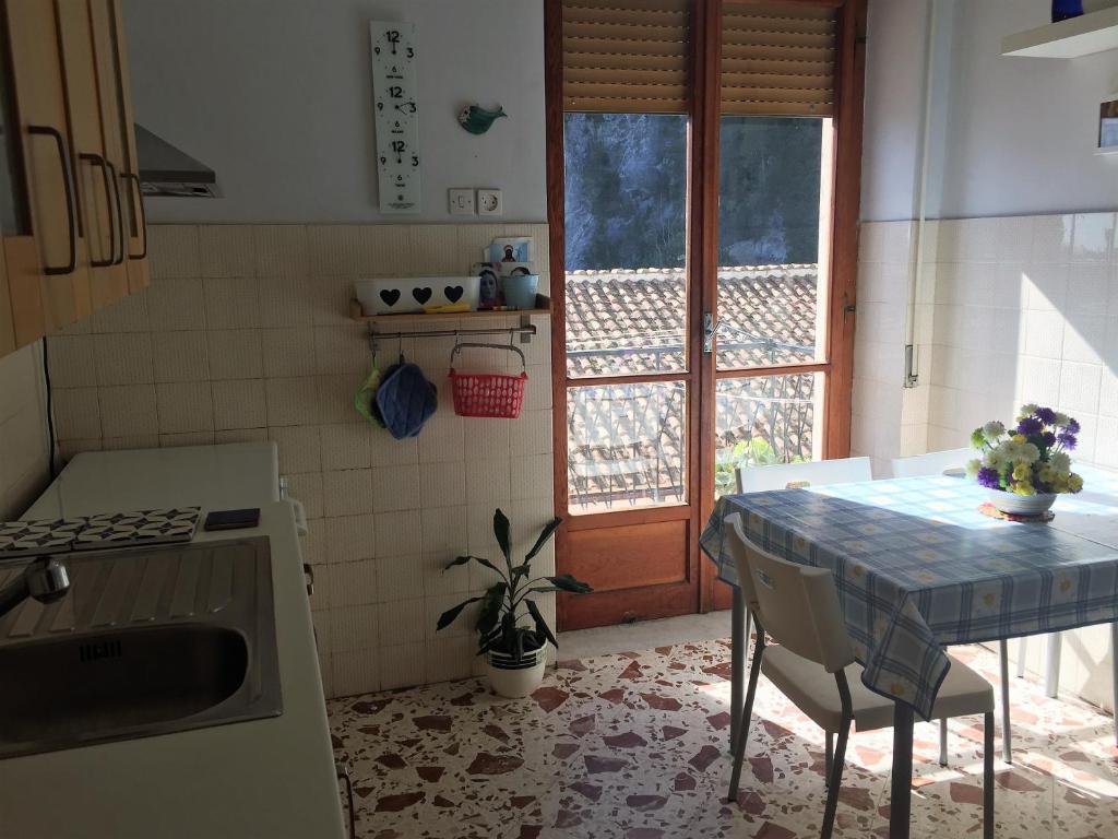 A kitchen or kitchenette at Casa Al Castello