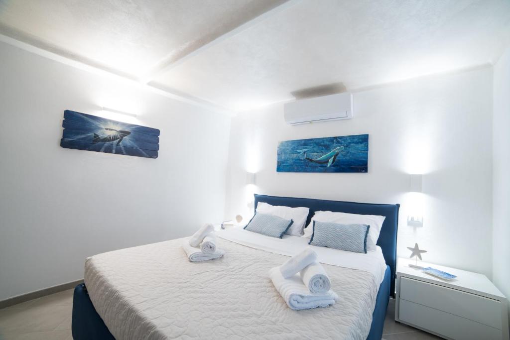 a bedroom with a bed with towels on it at 330 Holiday Apartments Manarola in Manarola