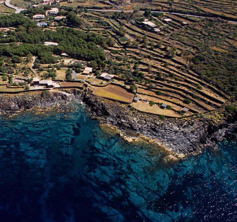 een luchtzicht op de oceaan en een strand bij Relais Euterpini in Pantelleria