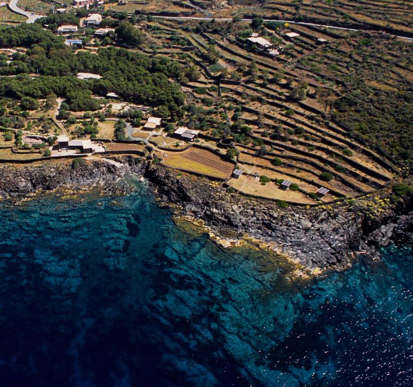 una vista aerea sull'oceano e sulla spiaggia di Relais Euterpini a Pantelleria