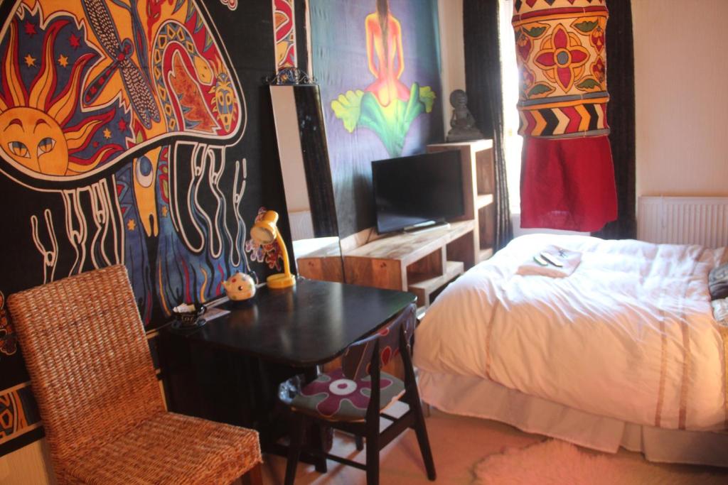 um quarto com uma cama, uma secretária e uma mesa em Bradford Digs em Bradford