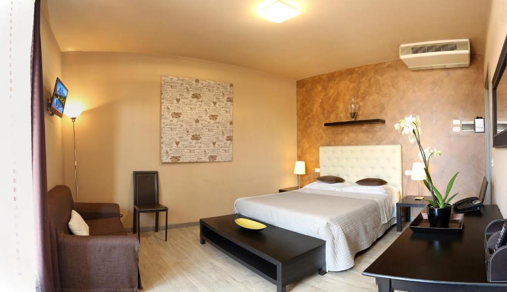 Postel nebo postele na pokoji v ubytování Hotel Residenza Alighieri