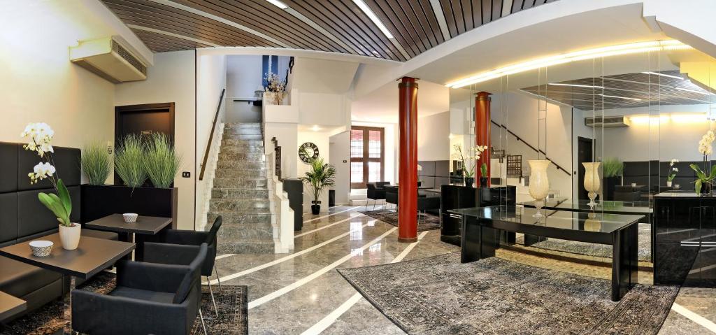 a lobby with a glass table and chairs at Hotel Residenza Alighieri in Bardolino