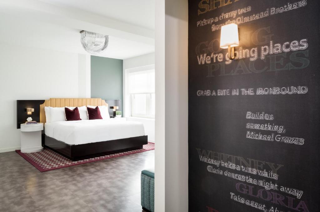 Postel nebo postele na pokoji v ubytování TRYP by Wyndham Newark Downtown