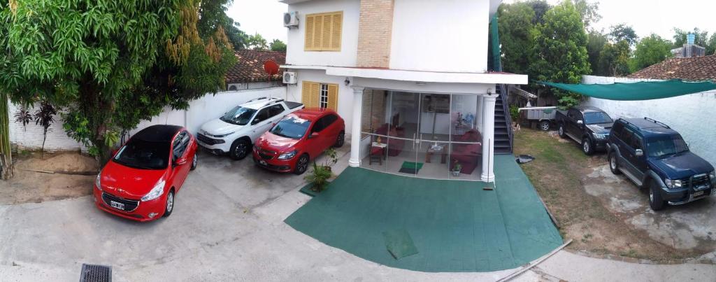 een groep geparkeerde auto's geparkeerd in een garage bij Remember Py in Luque