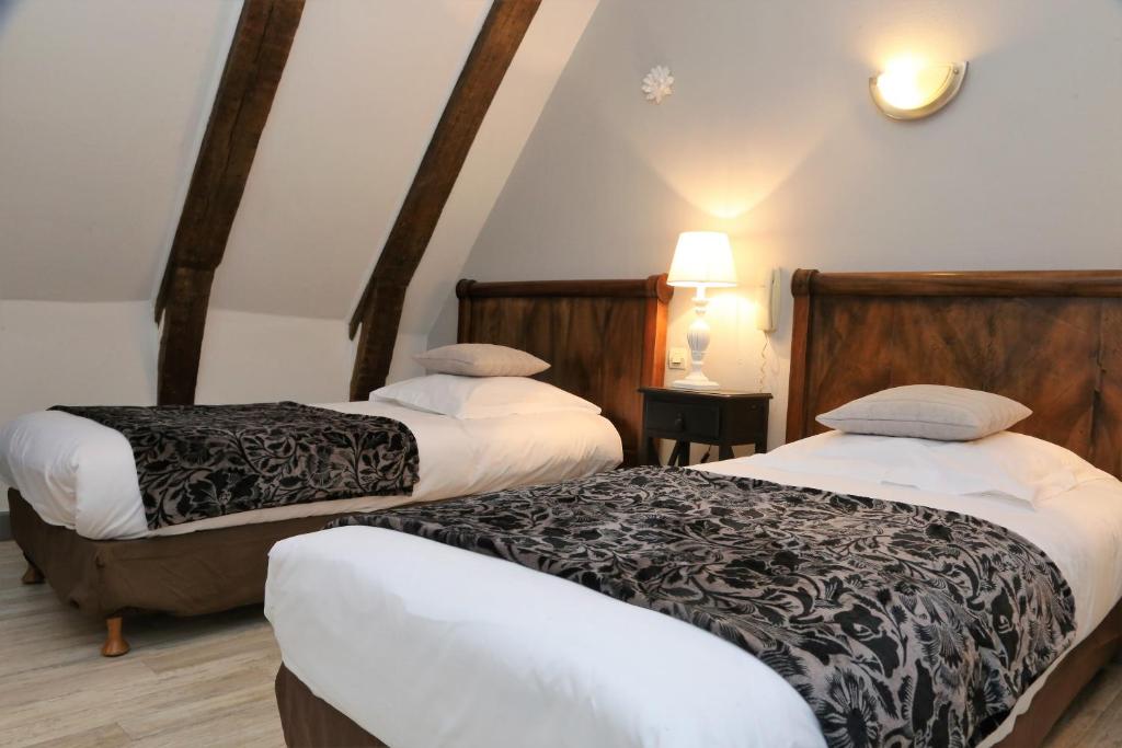 Postel nebo postele na pokoji v ubytování Logis L'Ecu De France