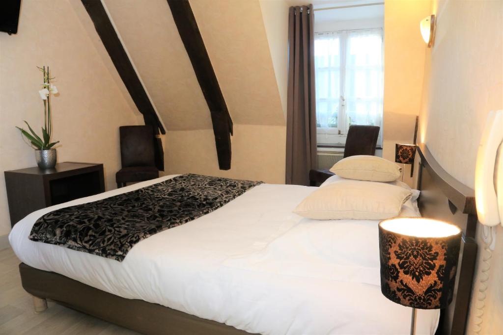 Postel nebo postele na pokoji v ubytování Logis L'Ecu De France