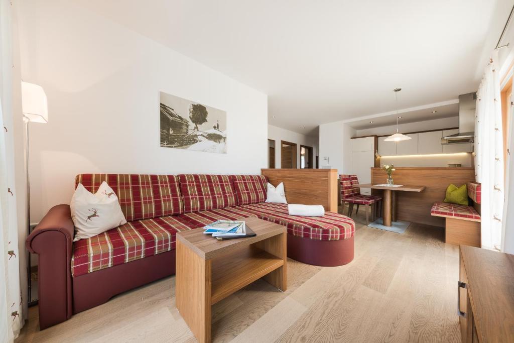 ein Wohnzimmer mit einem Sofa und einem Tisch in der Unterkunft Residence Gruberhof in Schenna