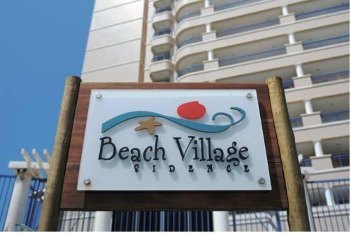 una señal para un pueblo de playa frente a un edificio en Cond. Beach Village Residence 1 en Fortaleza