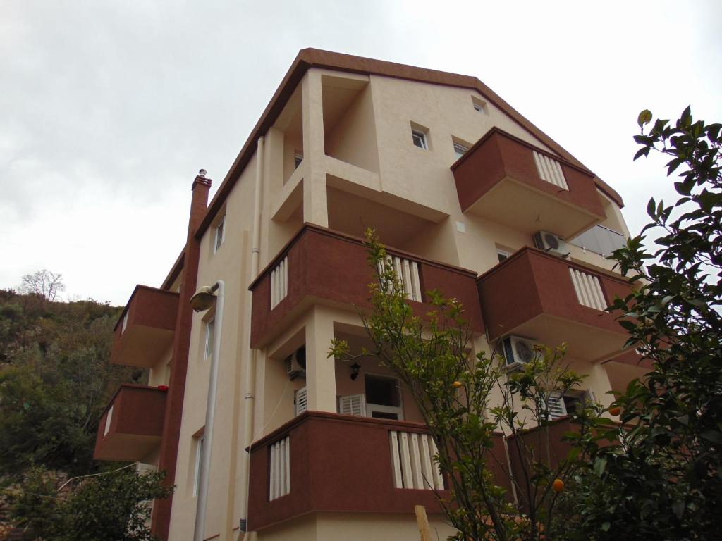 Edificio en el que se encuentra el hostal o pensión