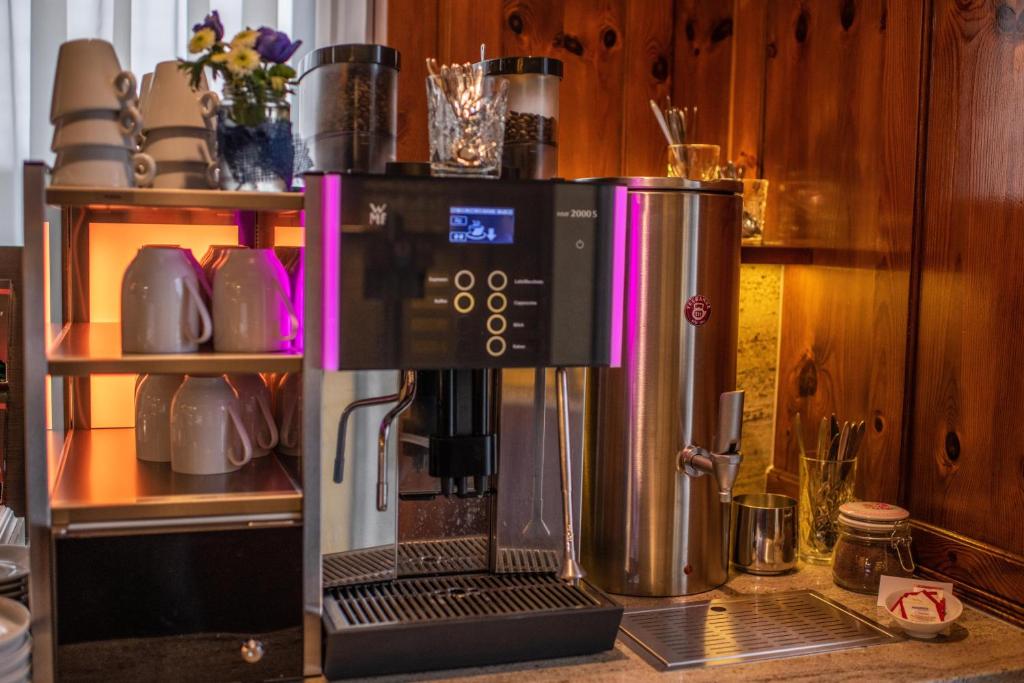 Příslušenství pro přípravu čaje a kávy v ubytování Hotel Restaurant Meyer