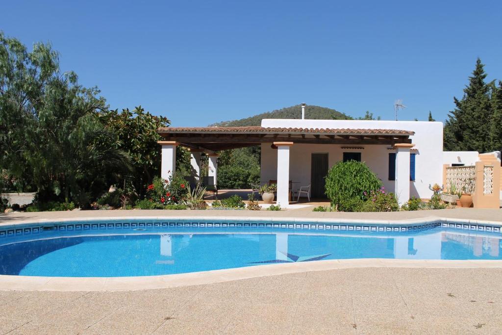 uma piscina em frente a uma casa em can guito es pujols-finca sa caleta , cp: 07818 em Sant Jordi