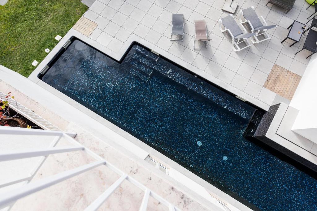里斯本的住宿－Hotel Pateo - Lisbon Lounge Suites，享有别墅内游泳池的顶部景致