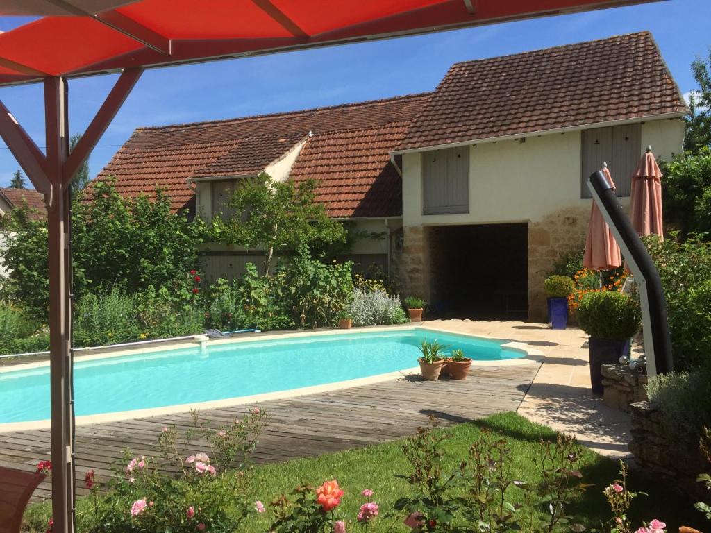 a swimming pool in the backyard of a house at Maison d' hôtes individuelle La Relinquière in Milhac