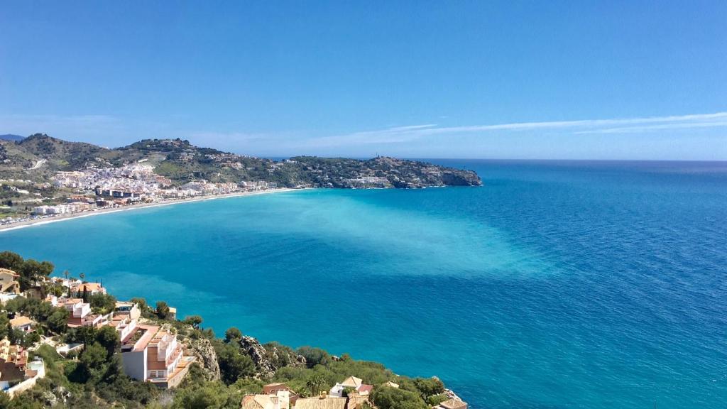 an aerial view of a beach and the ocean at Casa El Mero in La Herradura