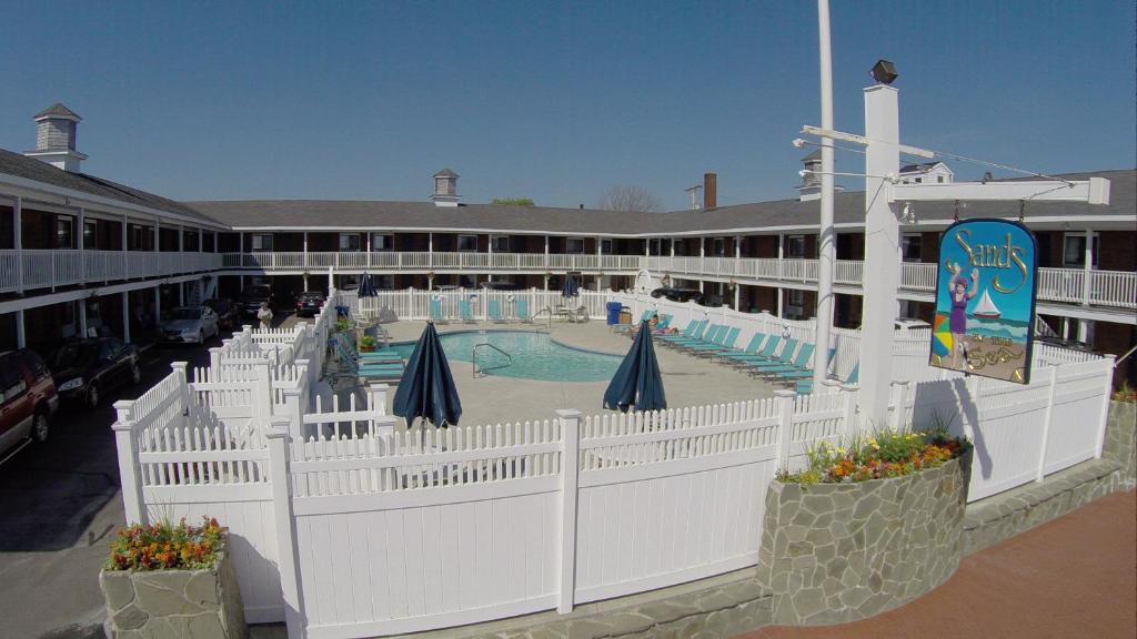duży budynek z basenem i ośrodkiem w obiekcie Sands By The Sea Motel w mieście York Beach