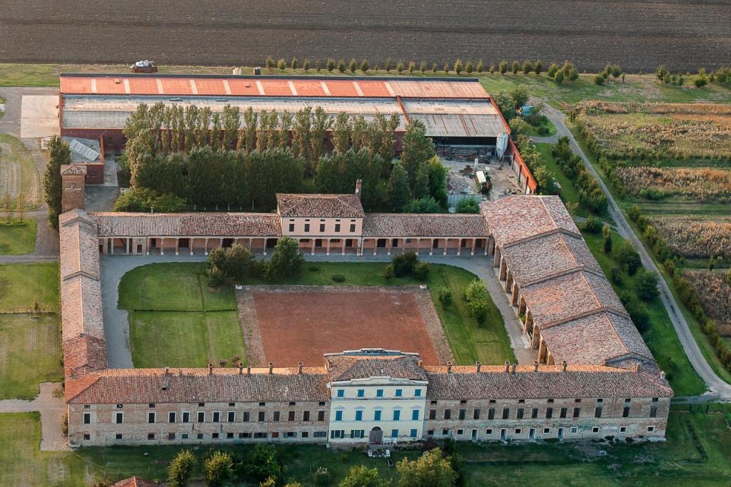 een luchtzicht op een groot gebouw met een tuin bij Corte degli Angeli Società Agricola e Agrituristica in Busseto