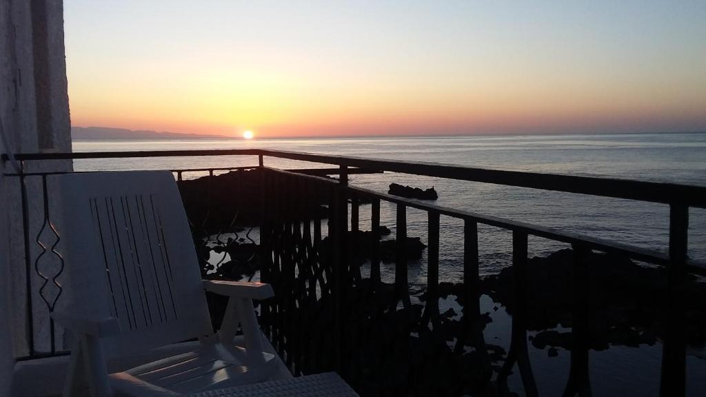 ジャルディーニ・ナクソスにあるホテル オルフェウスの夕日を望むバルコニーから海の景色を望めます。