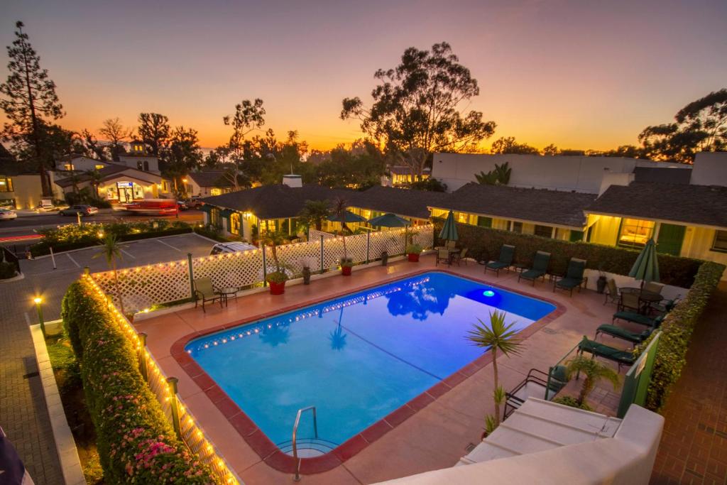 una vista aérea de una piscina en una casa con puesta de sol en Coast Village Inn, en Santa Bárbara