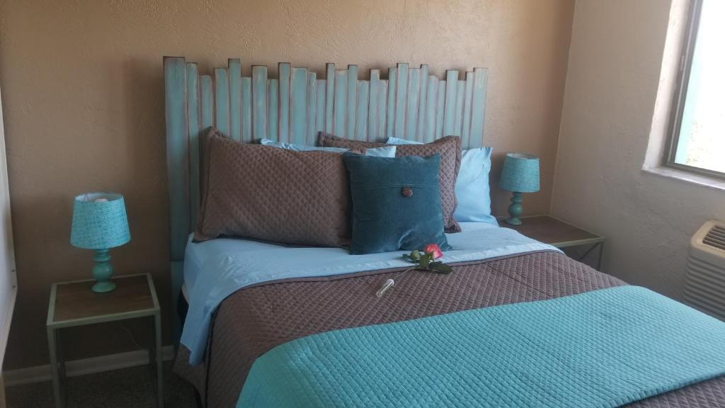 Postel nebo postele na pokoji v ubytování South Beach Inn - Cocoa Beach