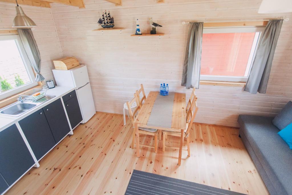 Kuchyň nebo kuchyňský kout v ubytování Domki Letniskowe Skandynawia