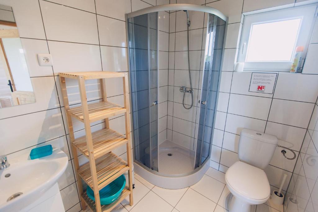 Koupelna v ubytování Domki Letniskowe Skandynawia