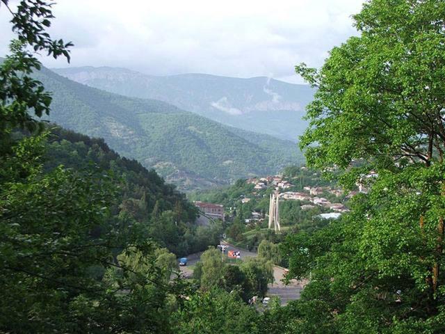 een uitzicht op een vallei met bergen en bomen bij Nahapet in Dilidzjan