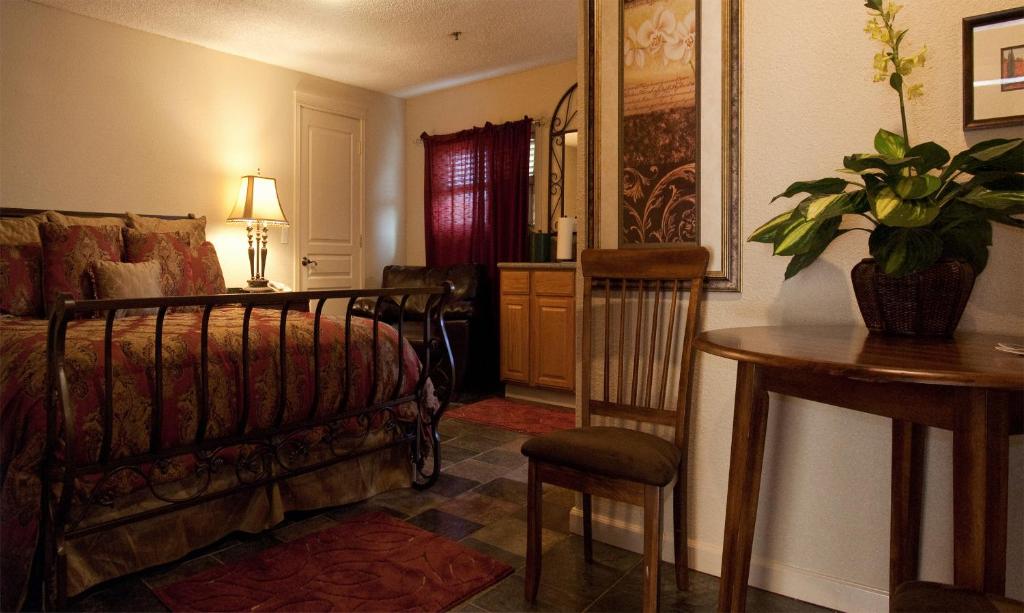Postel nebo postele na pokoji v ubytování Silverton Inn & Suites