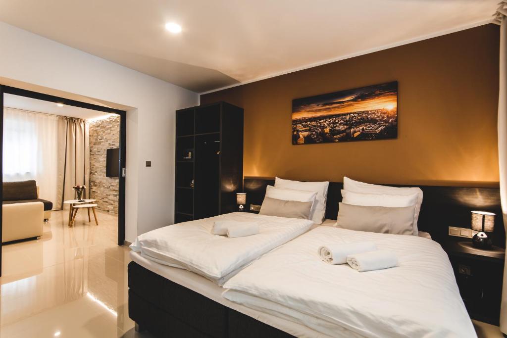 um quarto com uma cama grande e 2 almofadas brancas em SILESIA Apartment em Ostrava