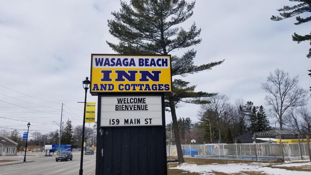 een bord voor een masonica beach inn en conferenties bij Wasaga Beach Inn And Cottages in Wasaga Beach